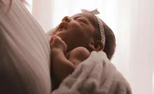 Bebé en brazos de su madre